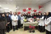 دیدار دکتر صادقی رئیس بیمارستان بهرامی با کارکنان آزمایشگاه در روز علوم آزمایشگاهی